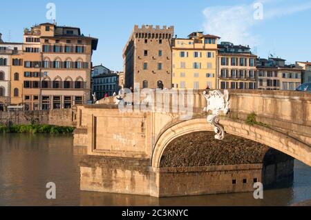 Ponte alle Grazie est un pont reconstruit après 1945, au-dessus de la rivière Arno à Florence, Toscane, Italie. Banque D'Images
