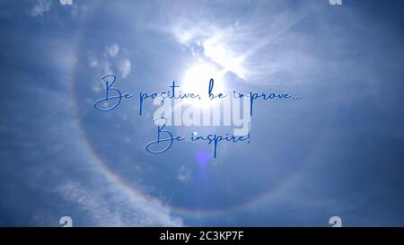 Citation inspirée écrite sur un ciel nuageux avec l'expression être positif, être amélioré, par l'inspiration. Message ou carte. Concept d'inspiration. PH positif Banque D'Images