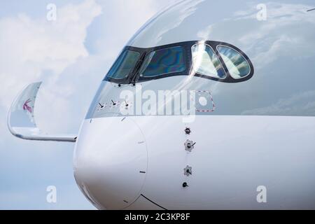 Singapour - 16 février 2016 : devant un Airbus A350-900 XWB dans la décoration de Qatar Airways lors du salon aérien de Singapour au centre d'exposition Changi à Banque D'Images