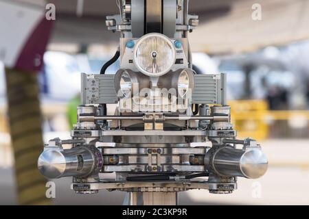 Singapour - 16 février 2016 : vue avant du train d'atterrissage à nez d'un Airbus A350-900 XWB au salon de l'aéronautique de Singapour au centre d'exposition Changi à Singi Banque D'Images