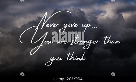 Citation inspirée écrite sur un ciel orageux. Message avec l'expression ne jamais abandonner vous êtes plus fort que vous pensez. Message ou carte. Concept de l'inspir Banque D'Images