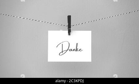 Papier suspendu sur une corde avec une broche avec l'expression merci écrit en allemand. Citation inspirante. Carte de remerciement, bannière, affiche ou design. COP Banque D'Images