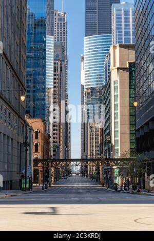 Photo verticale des gratte-ciel dans une rue capturée par un jour ensoleillé à Chicago, aux États-Unis Banque D'Images