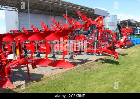 Kiev, Ukraine - 16 juin 2020: Grande charrue à disques UNLU, remorquage de tracteurs pour labourer des champs, contre le ciel à Kiev, Ukraine le 16 juin 2020 Banque D'Images