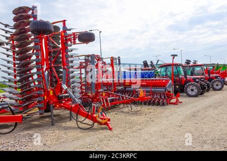 Kiev, Ukraine - 16 juin 2020 : tracteur et cultivateur Unia sur le terrain pour une technologie de labour minimum à Kiev, Ukraine, le 16 juin 2020. Banque D'Images