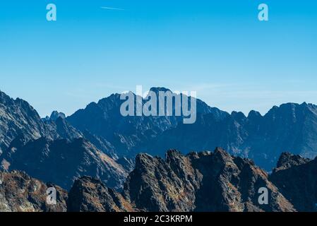 Hauts paysages de montagnes Tatras avec Gerlachovsky stit, Koncista, une partie de la crête de hreben Satansky et quelques autres sommets en Slovaquie pendant la belle automne Banque D'Images