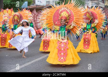 General Santos City, Philippines - 6 septembre 2015 : la dernière parade de rue lors du 17e Festival annuel de la Tuna de Gensan 2015. Banque D'Images