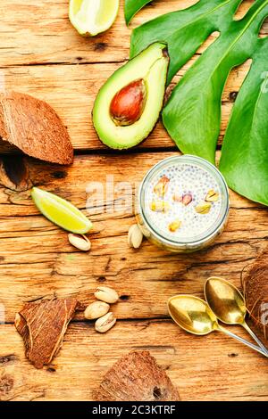 Délicieux pudding de chia sain avec du lait de coco dans un verre Banque D'Images