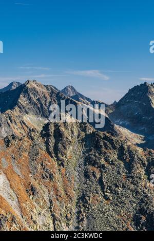 Superbe automne Hautes montagnes Tatras en Slovaquie - Strbsky stit, Ladovy stit, Lomnicky stit, Pysny stit, Rysy et Tazky stit sommets de montagne avec claire Banque D'Images