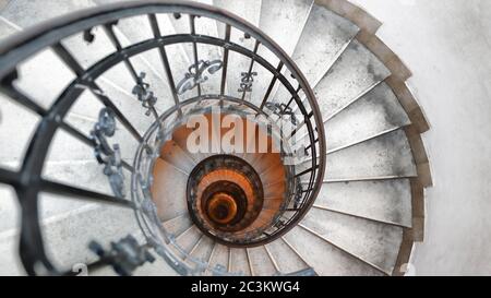 Escalier en colimaçon dans une vieille maison. Fibonacci en spirale Banque D'Images