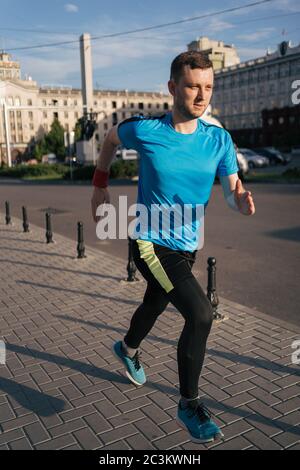 Homme courant dans la ville. Entraînement physique, concept de style de vie sportif. Banque D'Images