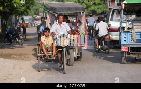 Sittwe, Etat de Rakhine, Myanmar - 15 octobre 2014 : taxi à vélo naviguant dans la circulation à Sittwe, la capitale de l'Etat de Rakhine au Myanmar. Banque D'Images