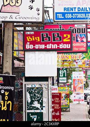 PATTAYA, THAÏLANDE - 27 NOVEMBRE 2014 : une abondance de panneaux de magasins le long du trottoir de Pattaya troisième route à Pattaya ville, Thaïlande fait la navigation Banque D'Images