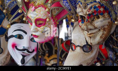 Masques de carnaval colorés sur le marché à Venise, Italie. Des masques ont été portés à Venise pour déguiser le porteur d'activités illicites : jeux, danse, af Banque D'Images