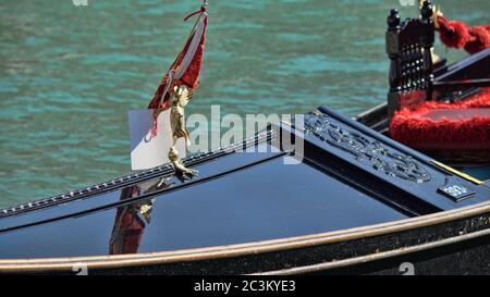 Parking pour bateaux à gondoles. Gondole amarrée, Venise, Italie. Des bateaux à aubes italiens de gondole amarrés à Venise, Vénétie, Italie Banque D'Images