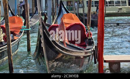 Parking pour bateaux à gondoles. Gondole amarrée, Venise, Italie. Des bateaux à aubes italiens de gondole amarrés à Venise, Vénétie, Italie Banque D'Images