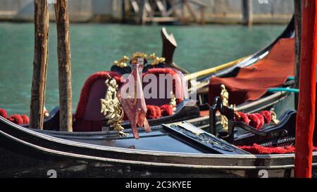 Parking pour bateaux à gondoles. Gondole amarrée, Venise, Italie. Des bateaux à aubes italiens de gondole amarrés à Venise, Vénétie, Italie Banque D'Images