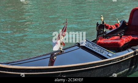 Parking pour bateaux à gondoles. Gondole amarrée, Venise, Italie. Des bateaux à aubes italiens de gondole amarrés à Venise, Vénétie, Italie Banque D'Images