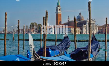 Parking pour bateaux à gondoles. Gondole amarrée, Venise, Italie. Des bateaux à aubes italiens de gondole amarrés à Venise, Vénétie, Italie Banque D'Images