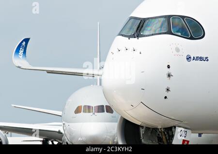 SINGAPOUR - FÉVRIER 11 : Airbus A350 XWB prototype 003 avec Boeing 787 Dreamliner en arrière-plan au salon de l'aéronautique de Singapour, centre d'exposition Changi à Banque D'Images