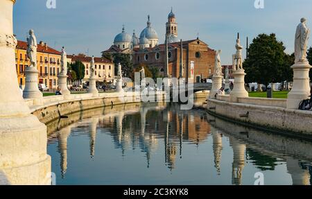 PADOUE, ITALIE - OCTOBRE 2017 : Piazza Prato della Valle sur l'abbaye de Santa Giustina. Prato della Valle place elliptique avec une île verte le centre, su Banque D'Images