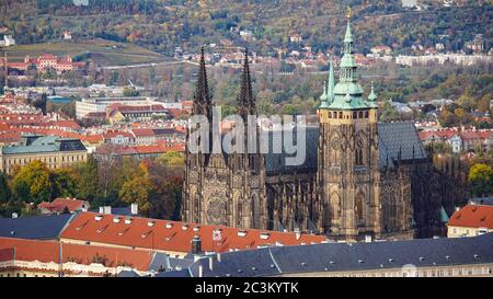 Vue aérienne de l'architecture de la vieille ville avec des toits rouges à Prague, République tchèque. Cathédrale Saint-Vitus de Prague Banque D'Images