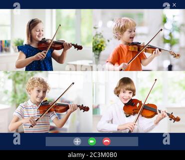 Répétition d'orchestre à cordes en ligne. Les enfants jouent au violon. Enfant jouant de la musique. Apprentissage à distance à la maison. Arts pour les enfants. Instrument de musique. Vidéo Banque D'Images