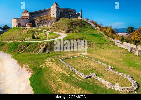 Excursion bien connue et lieu touristique. Forteresse médiévale de Rasnov avec des ruines anciennes au sommet de la montagne, près de Brasov, Transylvanie, Roumanie, Euro Banque D'Images