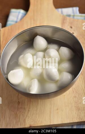 Mini-boules de fromage mozzarella dans une saumure Banque D'Images