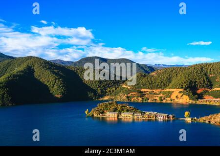 Vue aérienne du lac Lugu et du village sous le soleil du matin, province du Yunnan, Chine. Banque D'Images