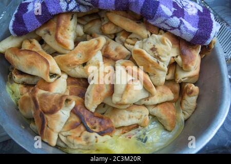 Photo de dessus d'une traditionnelle Fatayer (ou Fitir), pâtisserie libanaise typique, farcie aux épinards et aux herbes. Banque D'Images