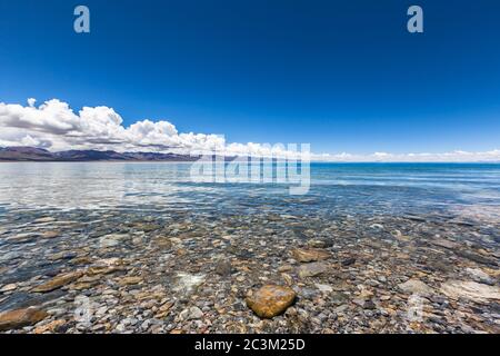 Vue panoramique imprenable sur le lac Namtso (lac Nam, Tengri NOR) montagnes de l'ouest de Nyenchen Tanglha sur le plateau de Qing Zang, journée ensoleillée d'été avec coul bleu ciel Banque D'Images