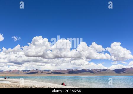 Vue imprenable sur le Lac Namtso et Nyenchen Tanglha montagnes dans le Tibet, la Chine. Banque D'Images