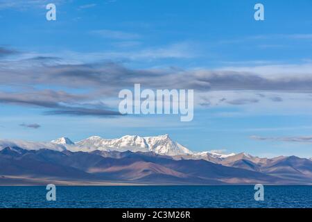 Vue panoramique sur le lac Namtso (lac Nam, Tengri NOR) et l'ouest des montagnes Nyenchen Tanglha sur le plateau de Qing Zang, jour ensoleillé d'été avec des bleus Banque D'Images