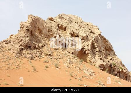 Fossil Rock est une formation de roche emblématique qui porte des fossiles marins dans les dunes de sable arides du désert à Sharjah, aux Émirats arabes Unis. Banque D'Images