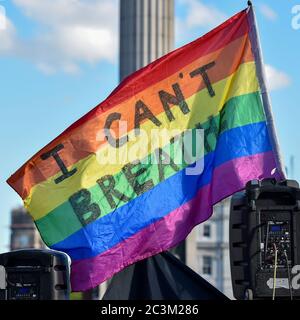 Londres, Royaume-Uni. 20 juin 2020. Un drapeau arc-en-ciel de fierté écrit sur Je ne peux pas respirer des mouches à Trafalgar Square pendant le contentieux des vies noires protestBlack les manifestations d'importance des vies noires se poursuivent au Royaume-Uni après la mort de George Floyd tué par un policier à Minneapolis. Crédit : SOPA Images Limited/Alamy Live News Banque D'Images