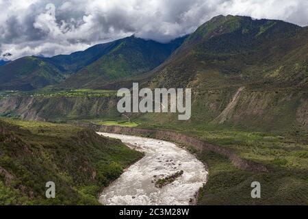 Vue panoramique sur le Yarlung Tsangpo (Yarlung Zangbo) Grand Canyon, le canyon de Brahmaputra ou la gorge de Tsangpo et la rivière de Yarlung Tsangpo en été avec ciel bleu Banque D'Images