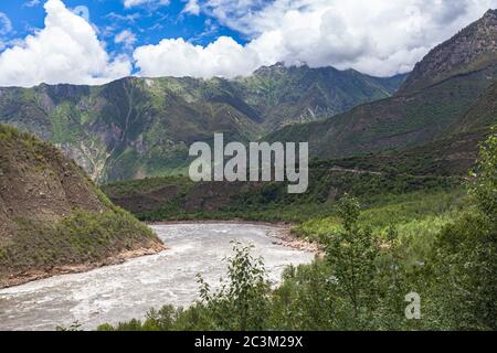 Vue panoramique sur le Yarlung Tsangpo (Yarlung Zangbo) Grand Canyon, le canyon de Brahmaputra ou la gorge de Tsangpo et la rivière de Yarlung Tsangpo en été avec ciel bleu Banque D'Images