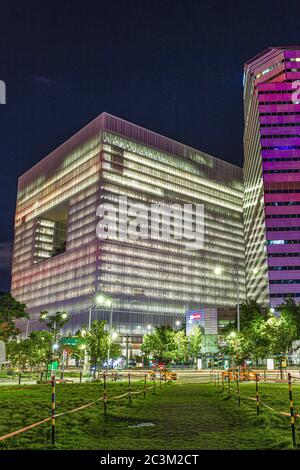 Photo verticale du bâtiment Seoullo 7017 capturé la nuit à Séoul, en Corée du Sud Banque D'Images