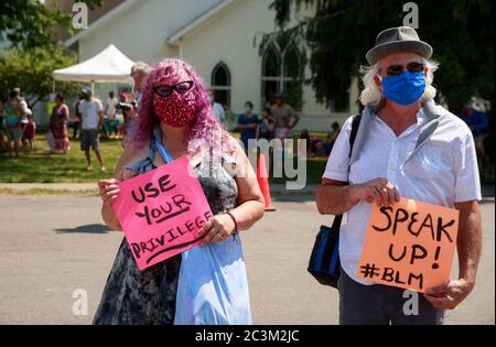 Nashville, États-Unis. 20 juin 2020. Les membres de la communauté tiennent des pancartes pendant la manifestation.une manifestation solidaire avec la vie noire est importante pour la justice raciale dans le centre-ville de Nashville. Crédit : SOPA Images Limited/Alamy Live News Banque D'Images