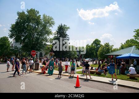 Nashville, États-Unis. 20 juin 2020. Les membres de la communauté écoutent les orateurs pendant la manifestation.la protestation en solidarité avec la vie noire est importante pour la justice raciale dans le centre-ville de Nashville. Crédit : SOPA Images Limited/Alamy Live News Banque D'Images