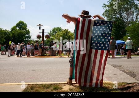 Nashville, États-Unis. 20 juin 2020. Un homme tient un drapeau américain pendant la manifestation.une protestation en solidarité avec les vies noires est importante pour la justice raciale dans le centre-ville de Nashville. Crédit : SOPA Images Limited/Alamy Live News Banque D'Images