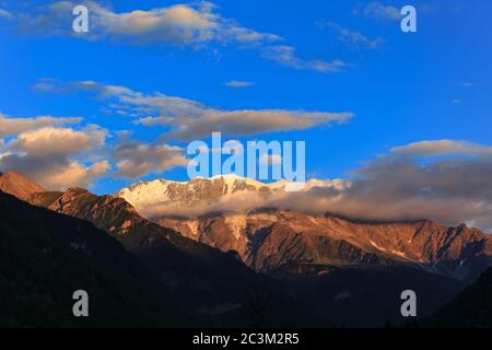 Vue imprenable sur les Alpes françaises au coucher du soleil, France Banque D'Images