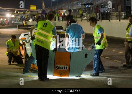 DUBAÏ - 13 JANVIER : voiture 8, une Lamborghini Gallardo LP600 dans la livrée du Golfe pendant l'arrêt de nuit à la fosse pendant la course de 24 heures Dunlop 2012 à l'aérodrome de Dubaï Banque D'Images