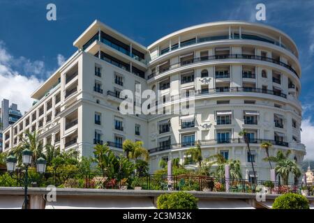 Monte Carlo, Monaco - 13 juin 2019 : Hôtel de Paris avec boutiques de luxe. Un des endroits préférés pour les riches. Banque D'Images