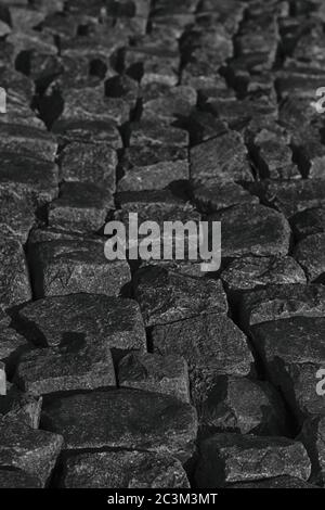 Prise de vue verticale en niveaux de gris grand angle d'un sol noir pavé Banque D'Images