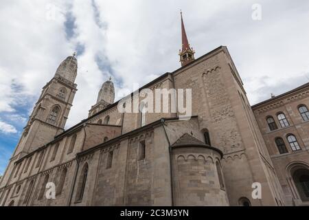 Vue rapprochée de l'église Grossmuenster (Grossmunster) avec deux tours sur le côté de la rivière Limmat dans le centre de la vieille ville de Zurich, le jour ensoleillé d'été avec Banque D'Images