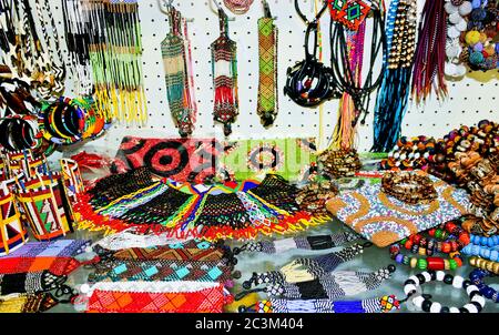 Bracelets, colliers et bijoux africains colorés à Bo-Kaap Cape Town. Banque D'Images