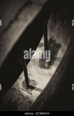 Prise de vue verticale en niveaux de gris en grand angle d'un cœur gravé le verrou Banque D'Images