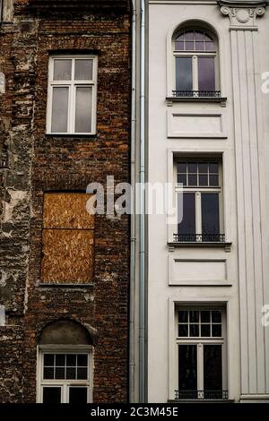 Plan vertical du contraste d'un ancien bâtiment aux intempéries et un vieux bâtiment bien conservé Banque D'Images